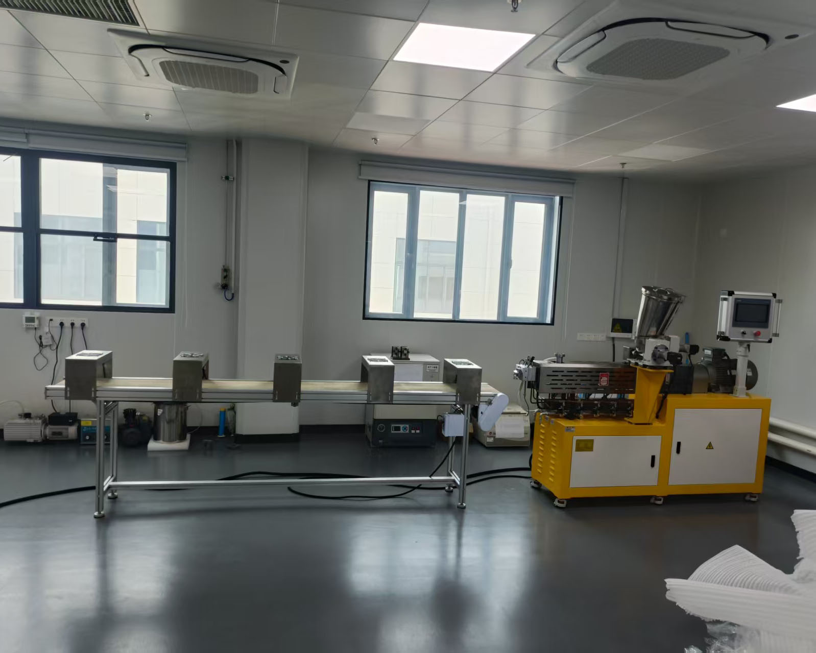 雙螺桿擠出機在電子屏蔽材料研發中的應用案例